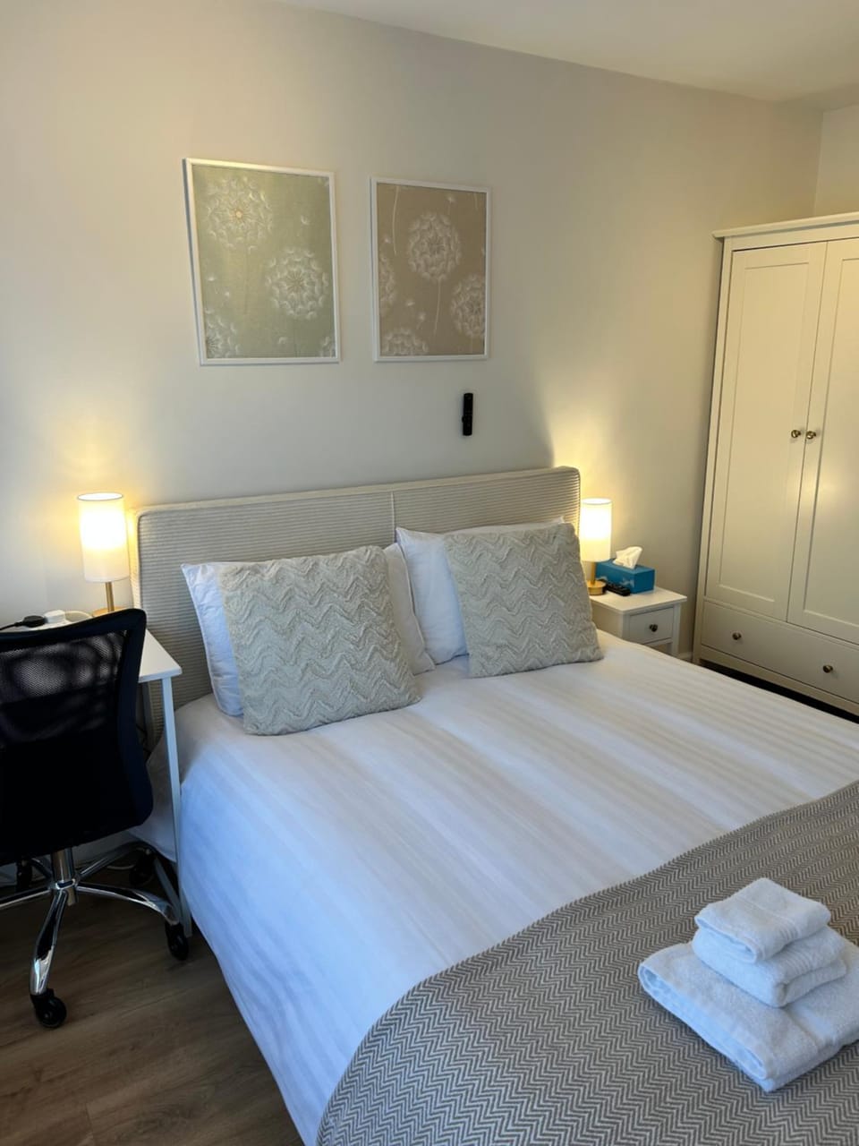 Room with private bathroom 5 min to Legoland & Windsor Castle - free parking and EV plug Bed and Breakfast in Windsor