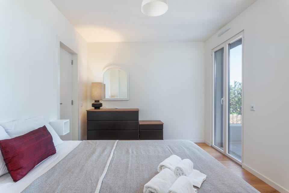 Bed, Photo of the whole room, Bedroom, towels