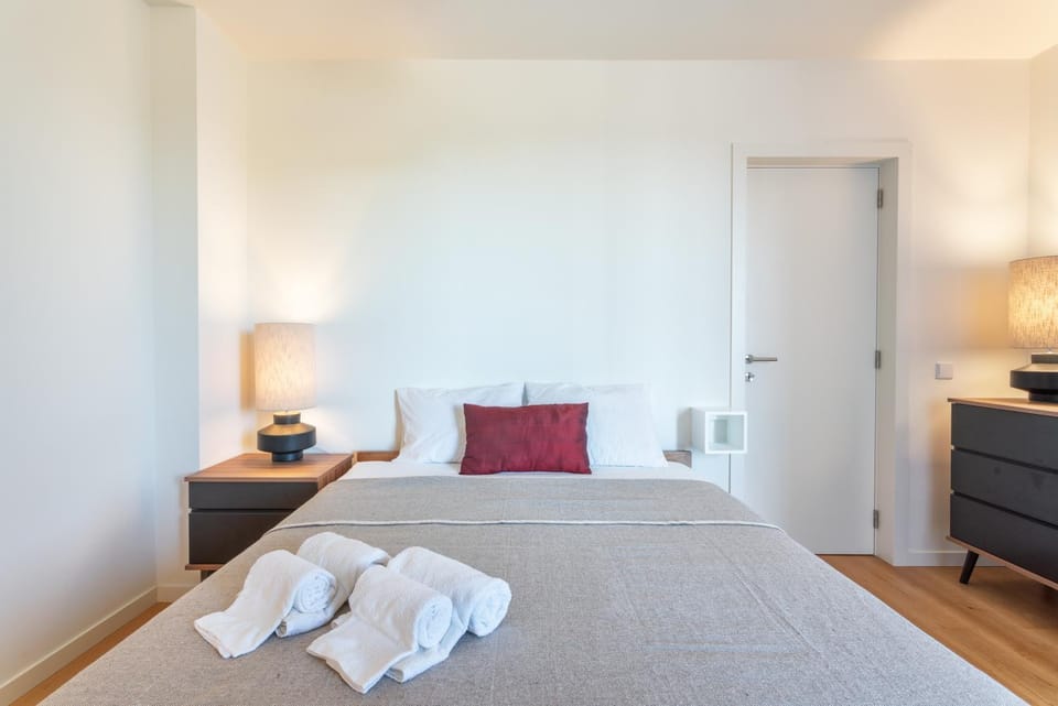Bed, Photo of the whole room, Bedroom, towels