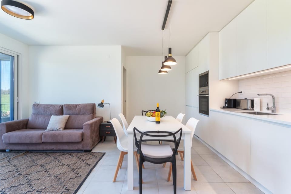Coffee/tea facilities, Kitchen or kitchenette, Living room, Dining area