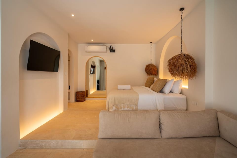 Bed, TV and multimedia, Photo of the whole room, Bedroom