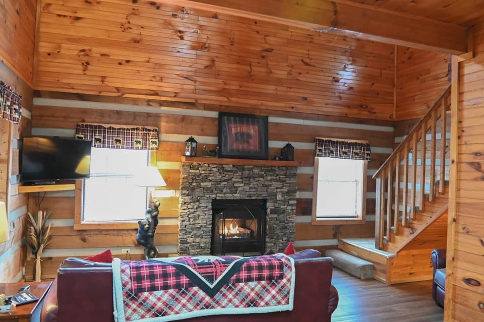 Cuddly Bear New Hot Tub Private Gas Grill Location House in Pigeon Forge