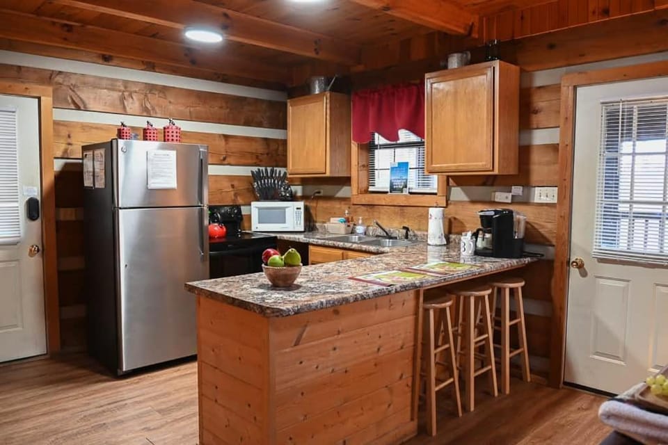 Cuddly Bear New Hot Tub Private Gas Grill Location House in Pigeon Forge