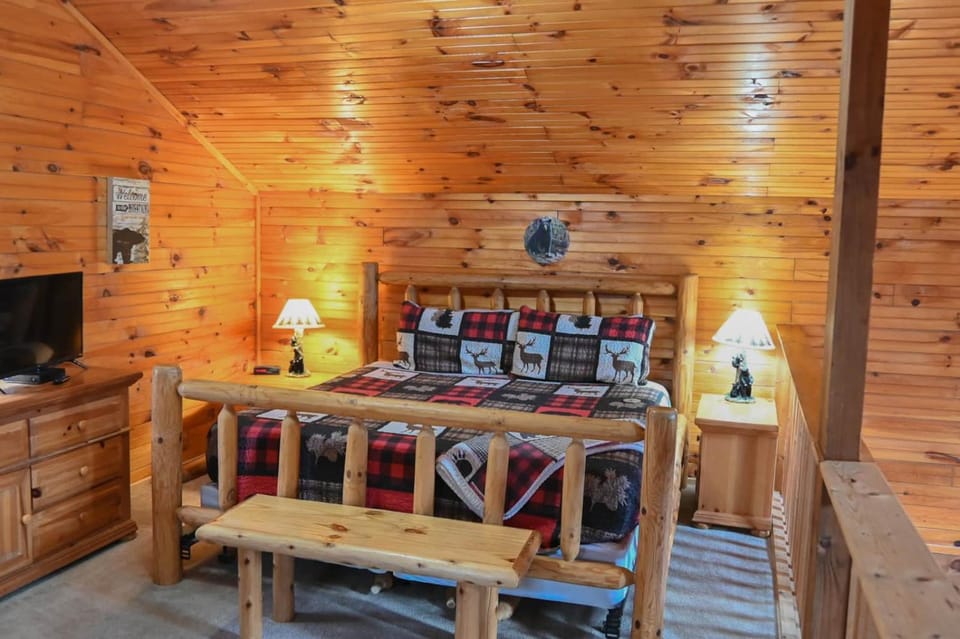Cuddly Bear New Hot Tub Private Gas Grill Location House in Pigeon Forge