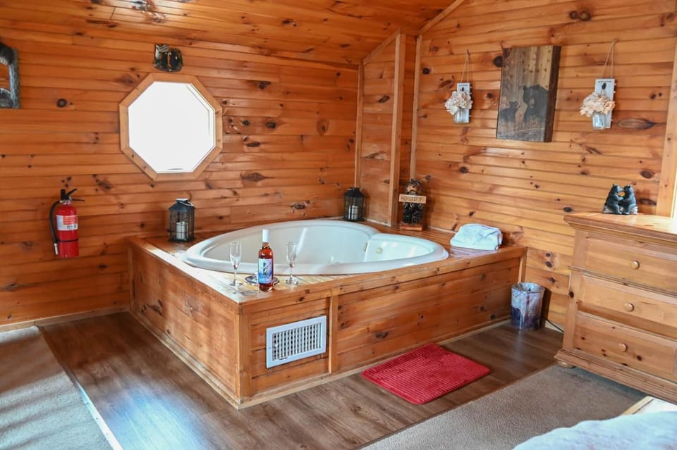Cuddly Bear New Hot Tub Private Gas Grill Location House in Pigeon Forge