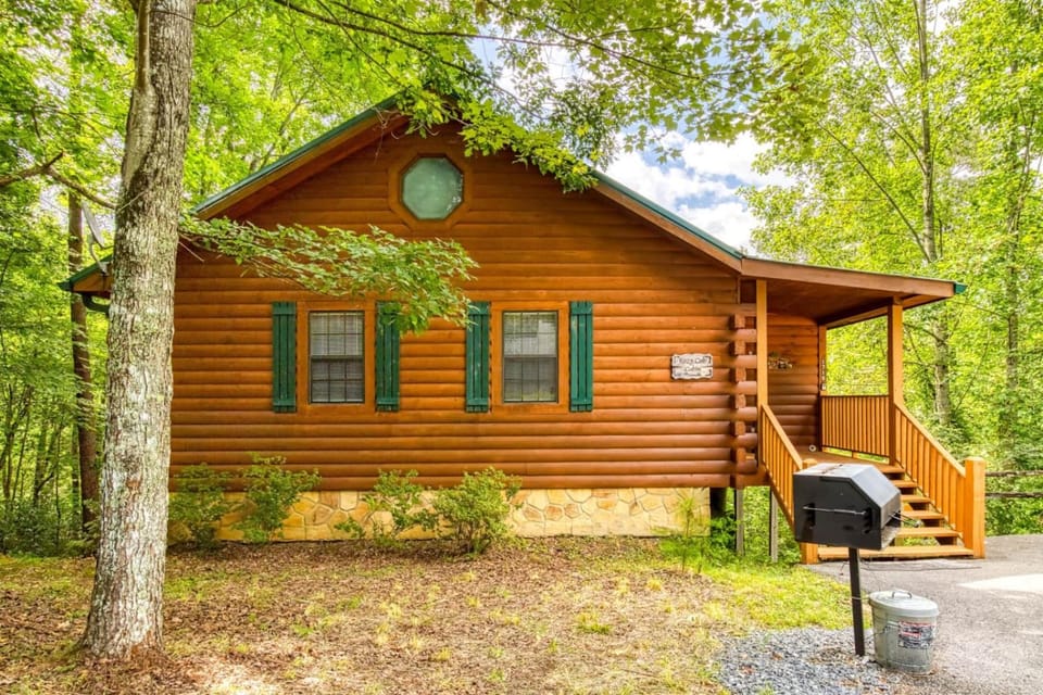 Kozy Cub Cabin, Gated Resort, Pool Table Cabin in Sevier County