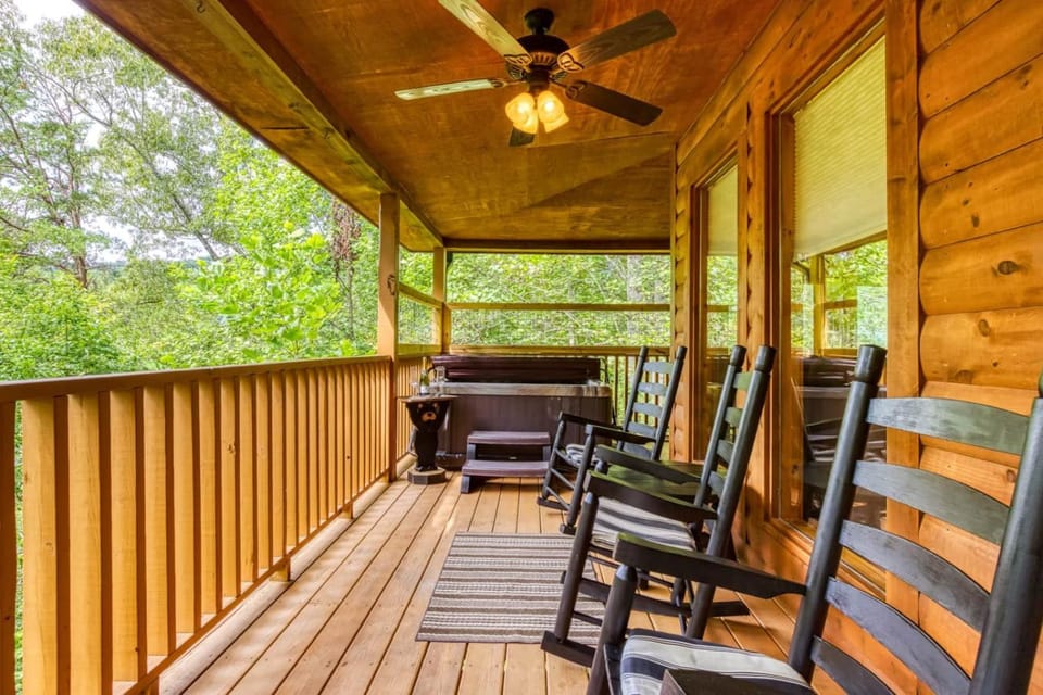 Kozy Cub Cabin, Gated Resort, Pool Table Cabin in Sevier County