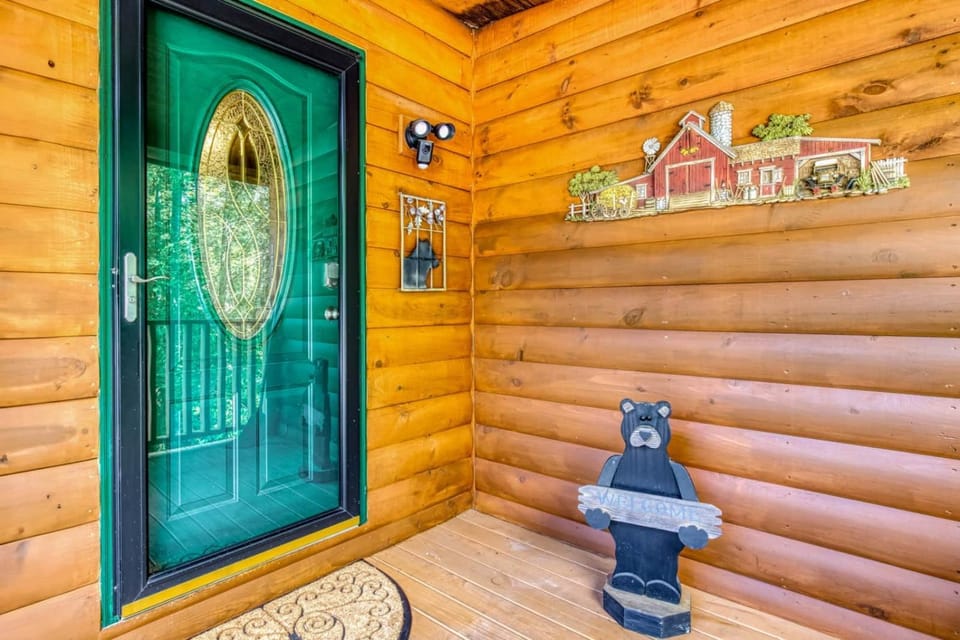 Kozy Cub Cabin, Gated Resort, Pool Table Cabin in Sevier County
