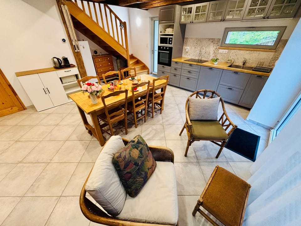 Kitchen or kitchenette, Living room, Seating area, Dining area