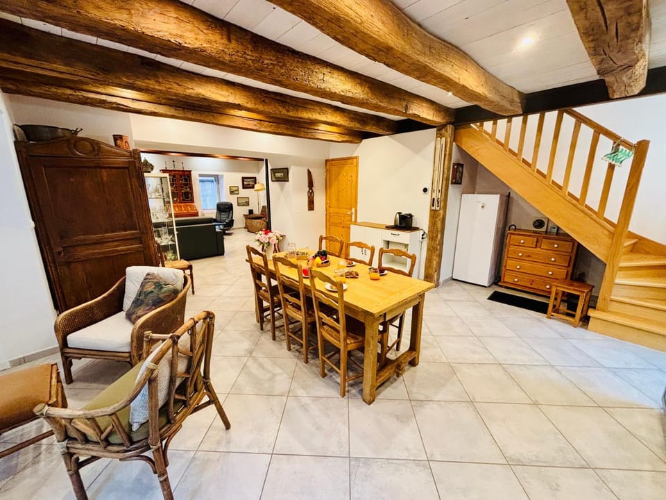 Kitchen or kitchenette, Living room, Seating area, Dining area