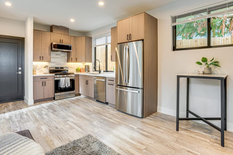 Mod PNW Hub In Seattle Suburbs! Easy Access to I-5 House in Everett