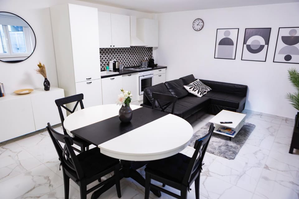 Kitchen or kitchenette, Living room, Seating area, Dining area, Food, Lunch, Dinner, stove, kitchen