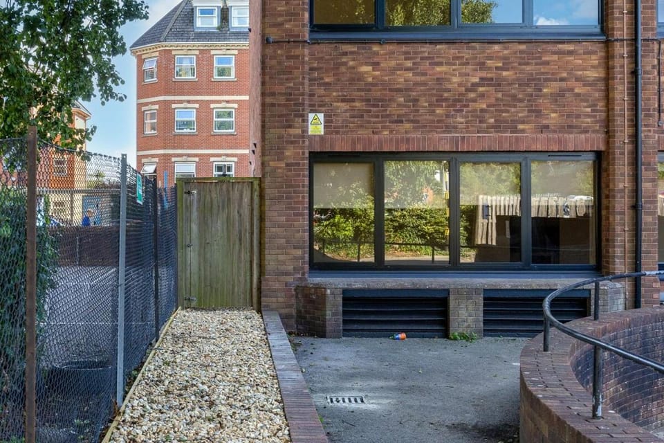 Luxury Flat Near Hove Station parking sleeps 4 Apartment in England