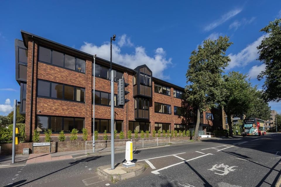 Luxury Flat Near Hove Station parking sleeps 4 Apartment in England