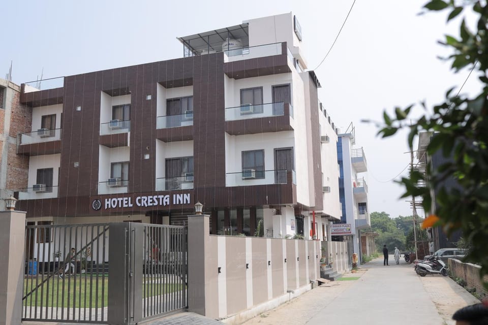Property building, Day, Neighbourhood, Street view, Location, Parking