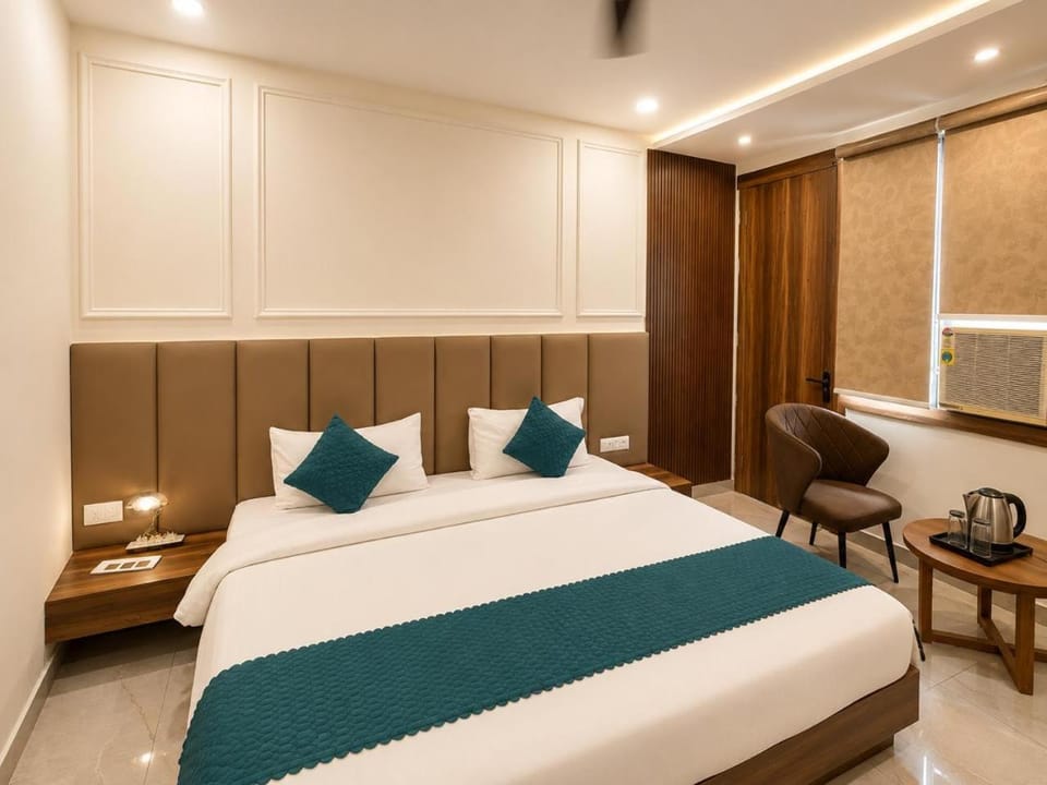 Bed, Living room, Photo of the whole room, Seating area, Bedroom
