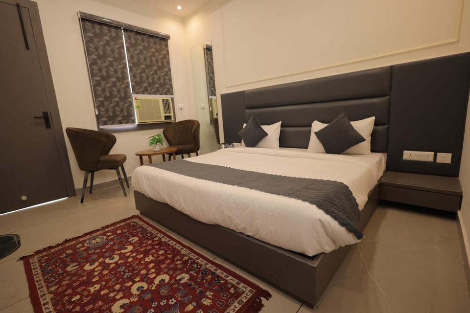 Bed, Living room, Photo of the whole room, Seating area, Bedroom, wardrobe