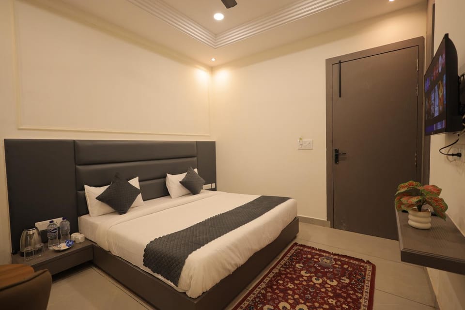 Bed, TV and multimedia, Photo of the whole room, Bedroom, wardrobe