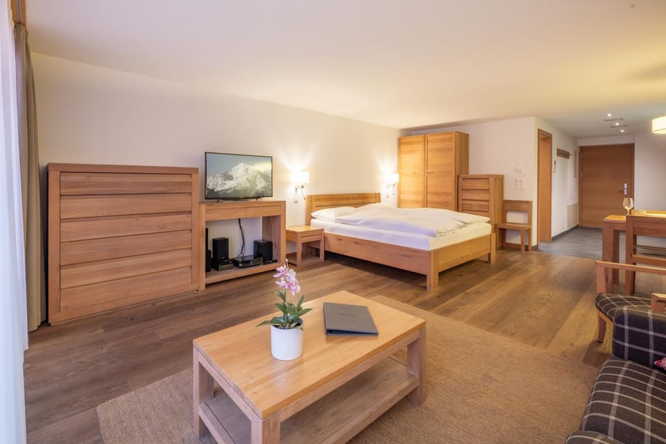 Communal lounge/ TV room, Bed, TV and multimedia, Photo of the whole room, Bedroom, wardrobe