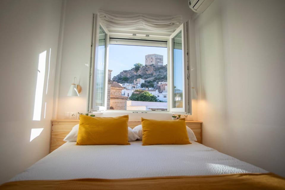 Photo of the whole room, Bedroom