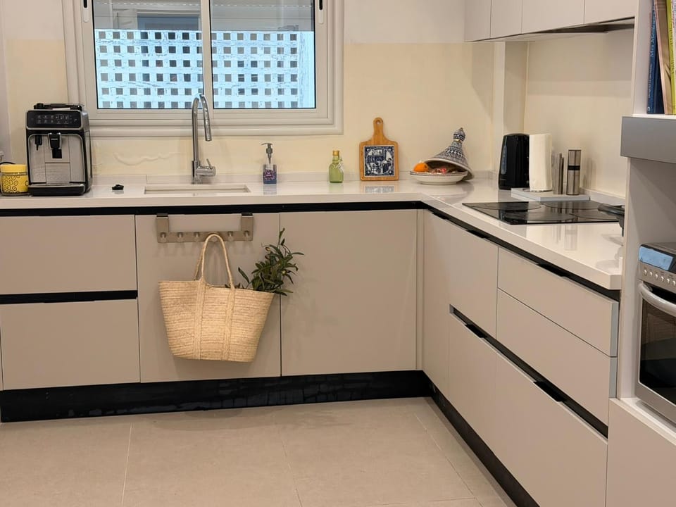 Coffee/tea facilities, Kitchen or kitchenette, stove