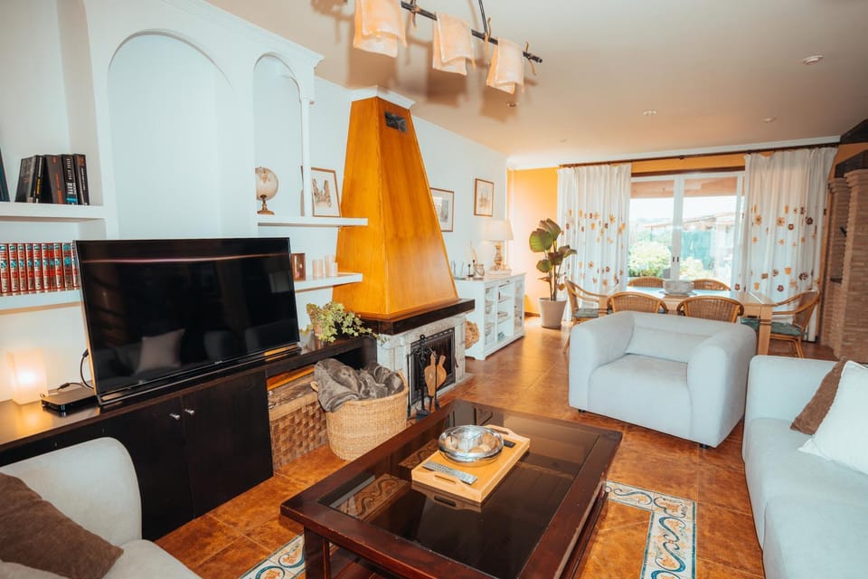 TV and multimedia, Living room, Dining area
