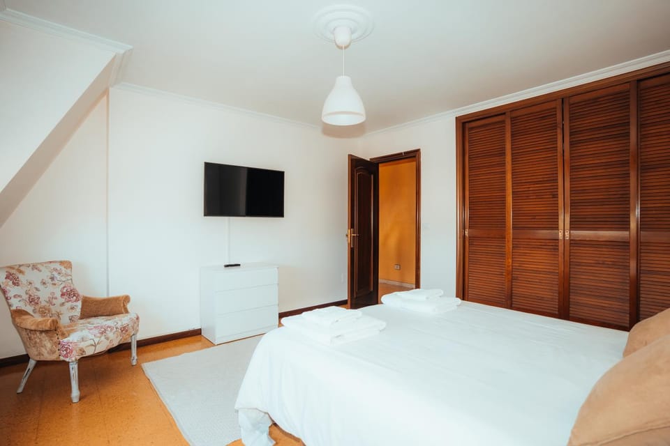 Bed, TV and multimedia, Bedroom, wardrobe