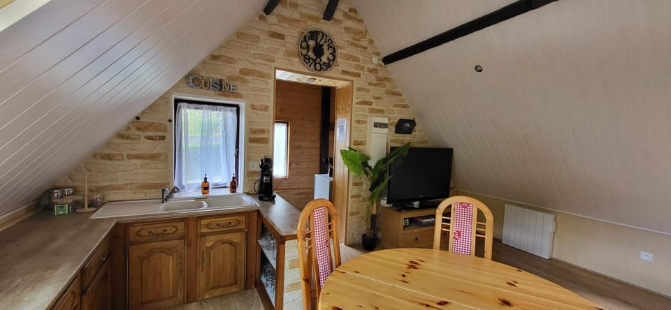 TV and multimedia, Seating area, Dining area