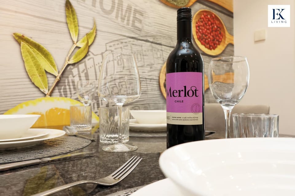 Luxury Group Stay With Bar, 80-inch TV and Parking - Sleeps 10 - By EKLIVING House in Wales