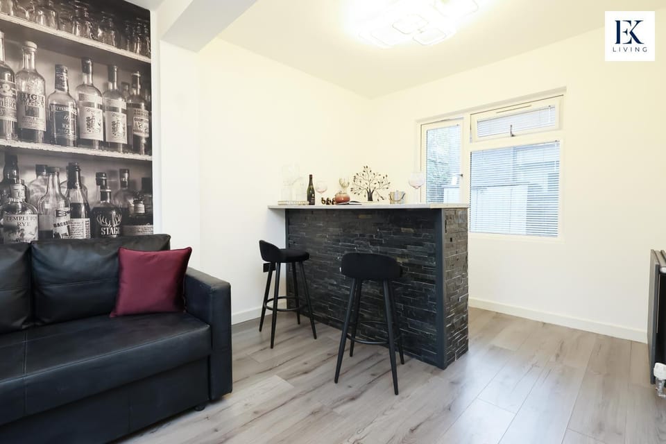 Luxury Group Stay With Bar, 80-inch TV and Parking - Sleeps 10 - By EKLIVING House in Wales