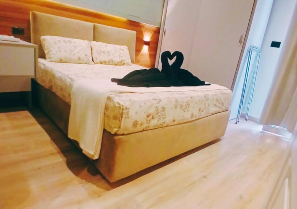 Bed, Photo of the whole room, Bedroom, towels