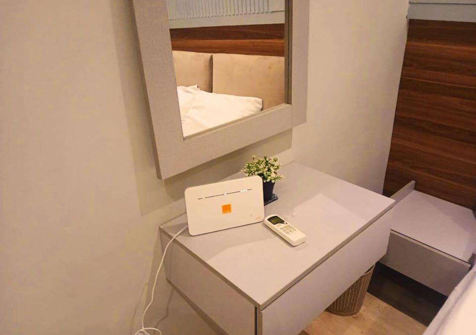 Photo of the whole room, Bedroom, internet