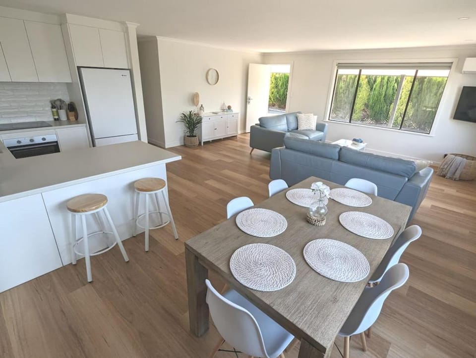 Sails: Family-friendly, in the heart of town House in Kingscote