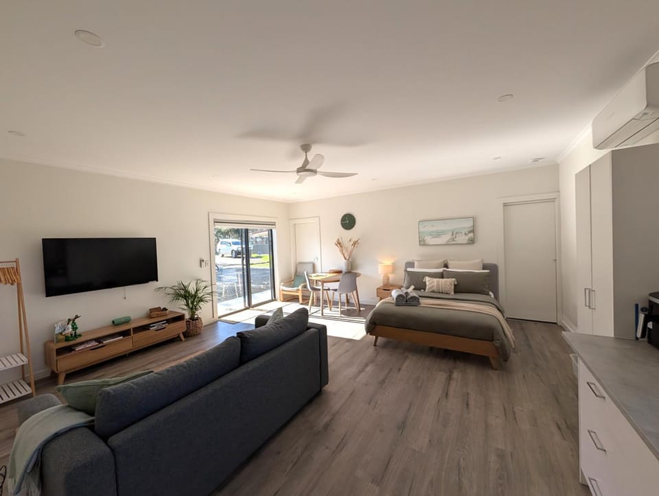 The Duck House: Modern, Rural, 3 min drive to town House in Kingscote