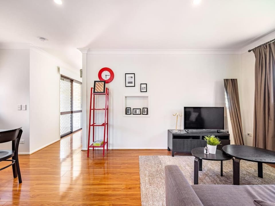 Sunny Stay 2BR in Prime Location House in Brisbane