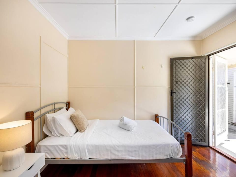 Cozy Studio near UQ Walk to Shops and Transit House in Indooroopilly
