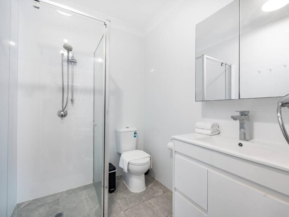 Cozy Studio near UQ Walk to Shops and Transit House in Indooroopilly