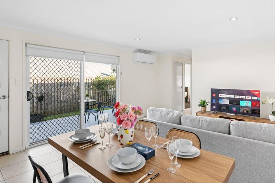 Cozy 2BR Home Quiet Bellbird Park Stay House in Brisbane