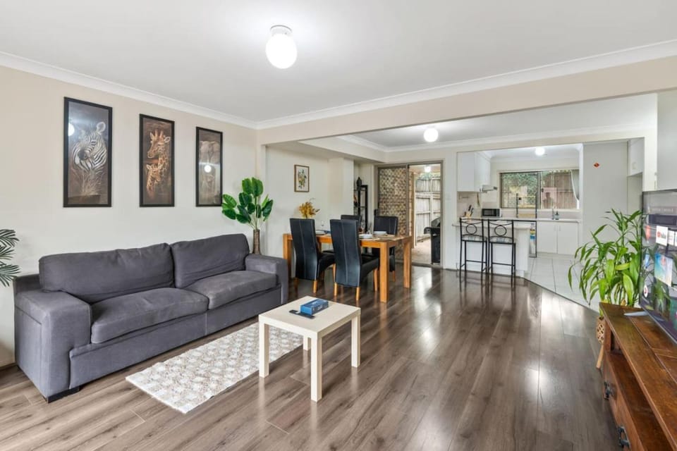 3BR Townhouse Stylish Living in Sunnybank Hills House in Brisbane