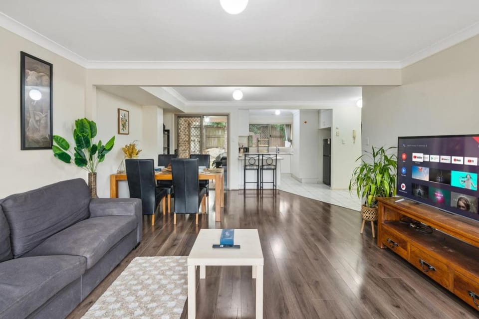 3BR Townhouse Stylish Living in Sunnybank Hills House in Brisbane