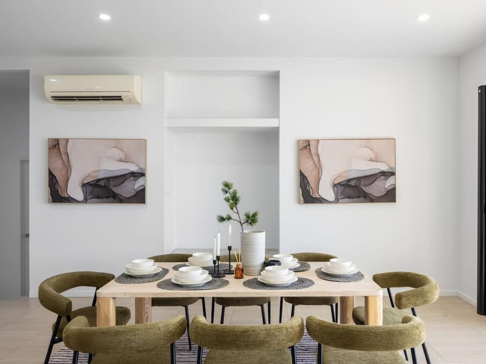 Sunnybank Hills Retreat 4BR Home with Pool and Backyard House in Brisbane