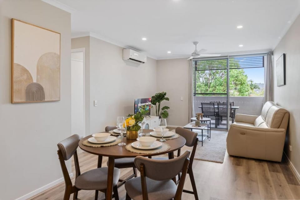 Workspace Walk to Train and Shops Free Carpark Apartment in Brisbane