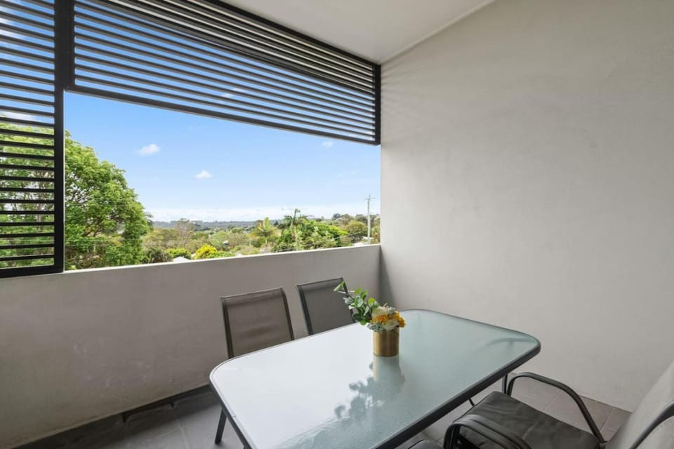 Workspace Walk to Train and Shops Free Carpark Apartment in Brisbane