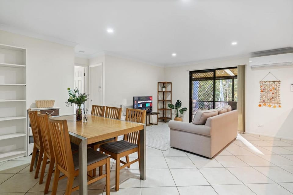 Tranquil 4BR Home Near Parks Shops and Nature Trails House in Loganholme
