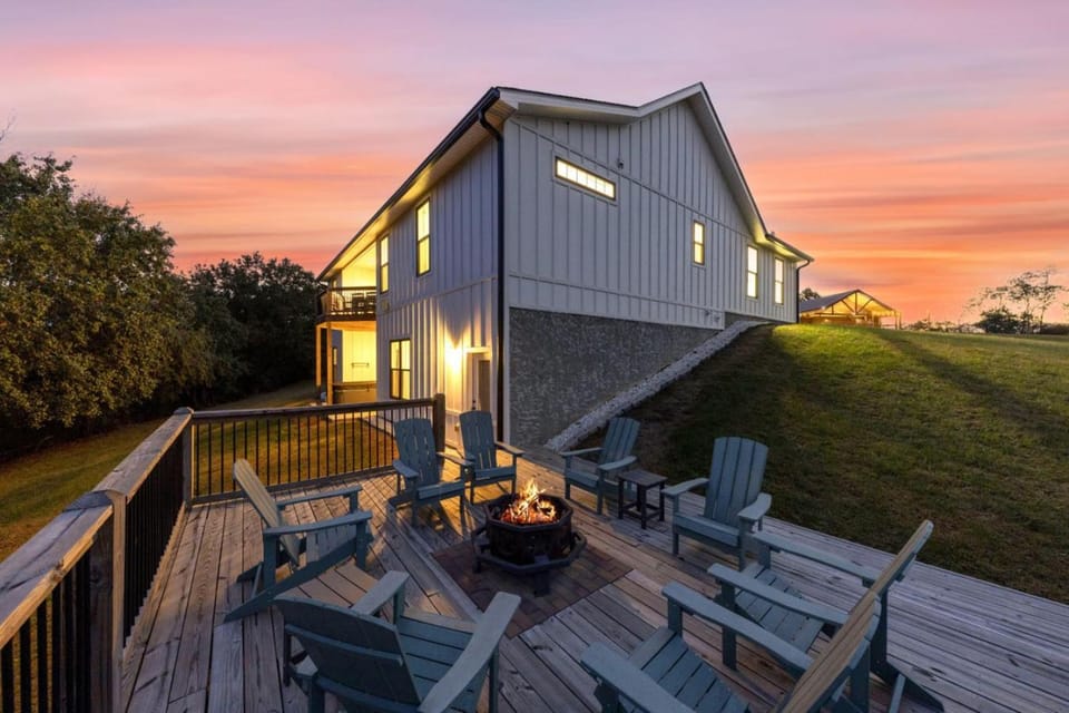 Sleeps 10, HotTub, Game Room, Views, Pet Friendly House in Sevier County