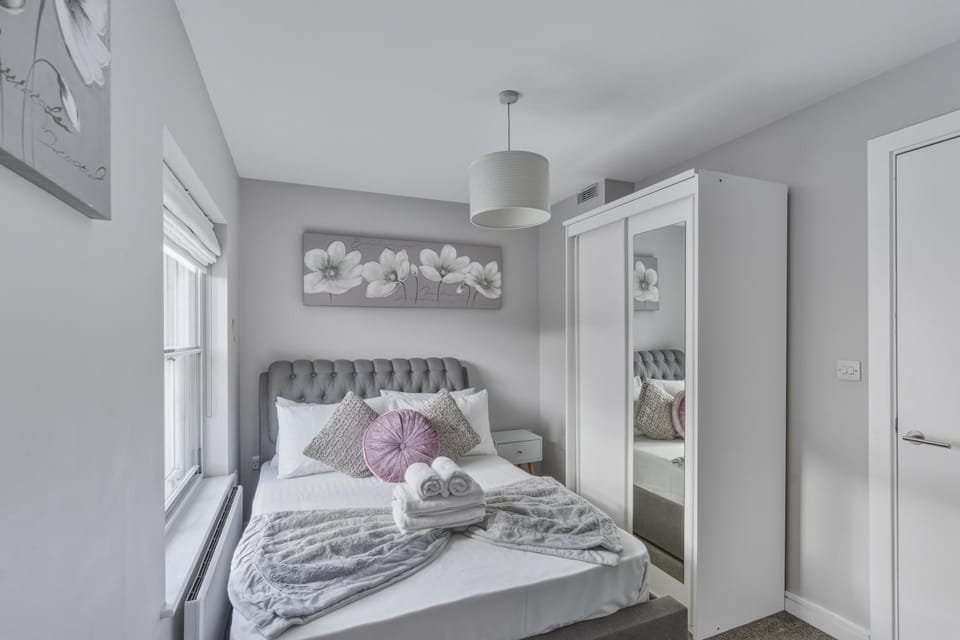 Bed, Photo of the whole room, Bedroom, towels, wardrobe