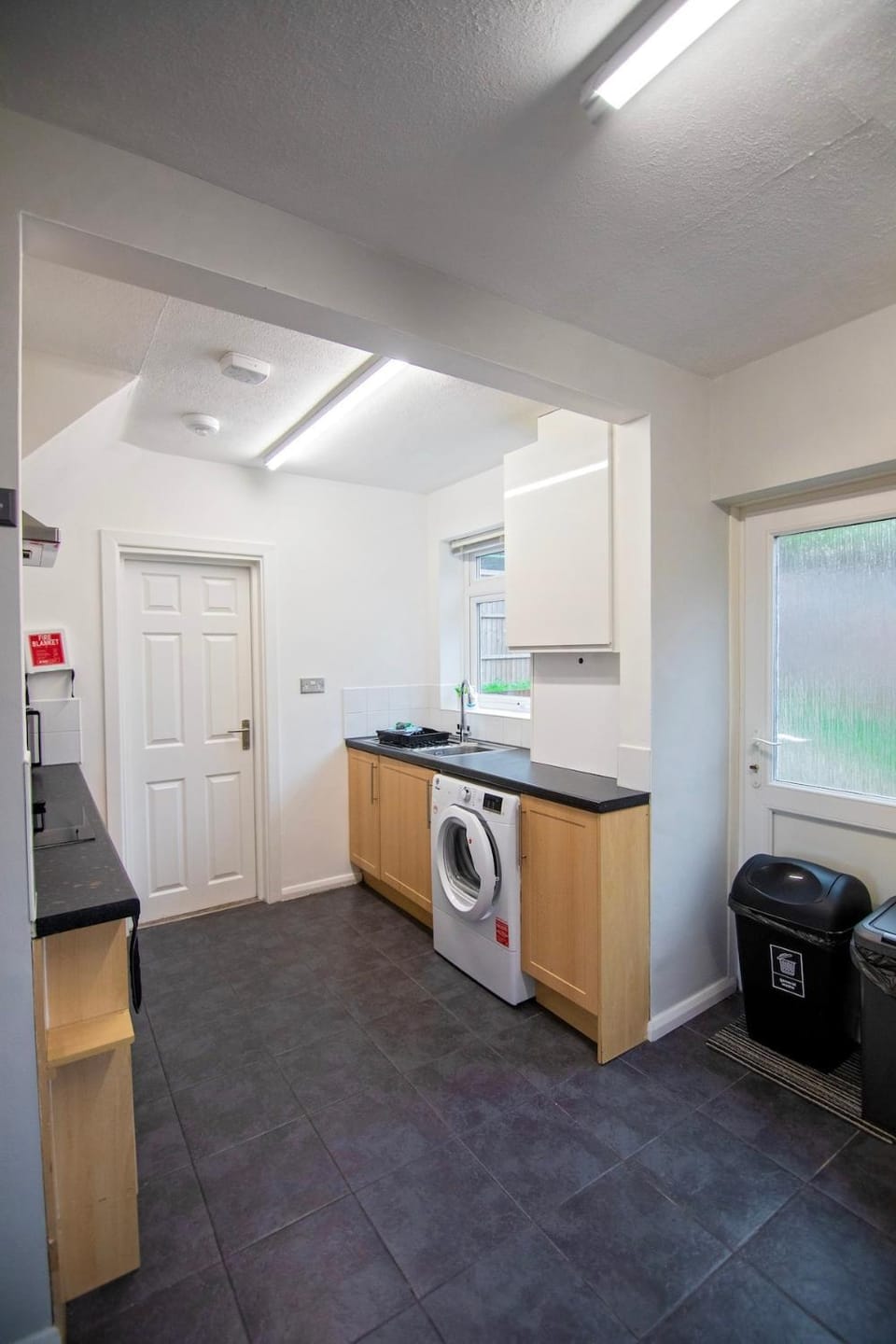 Kitchen or kitchenette, stove, washing machine