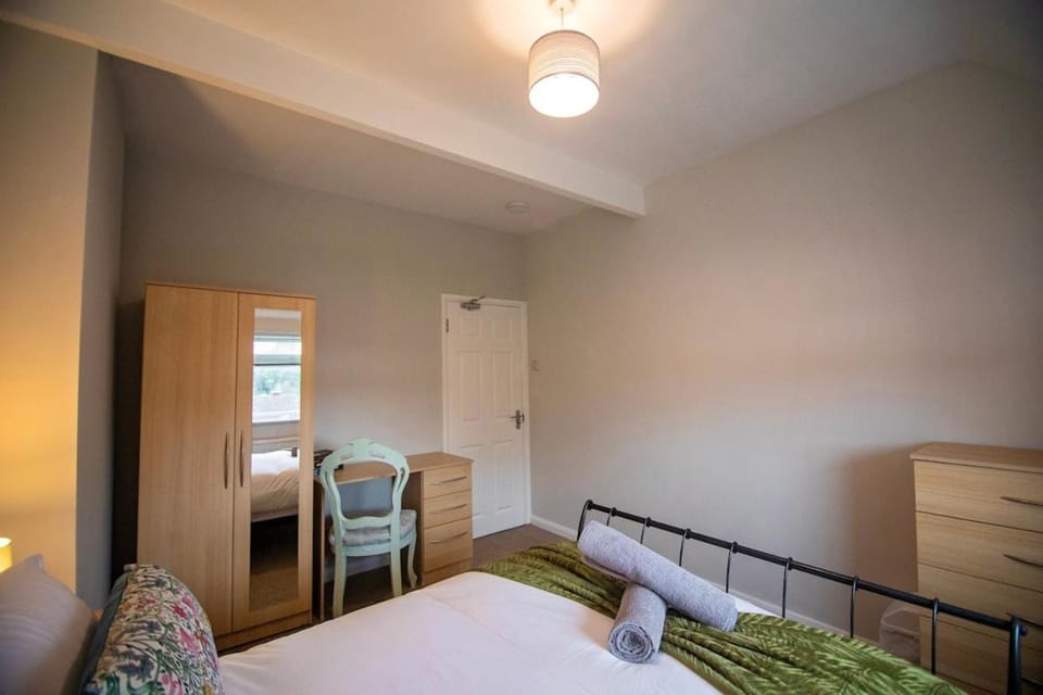 Bed, Bedroom, towels, wardrobe