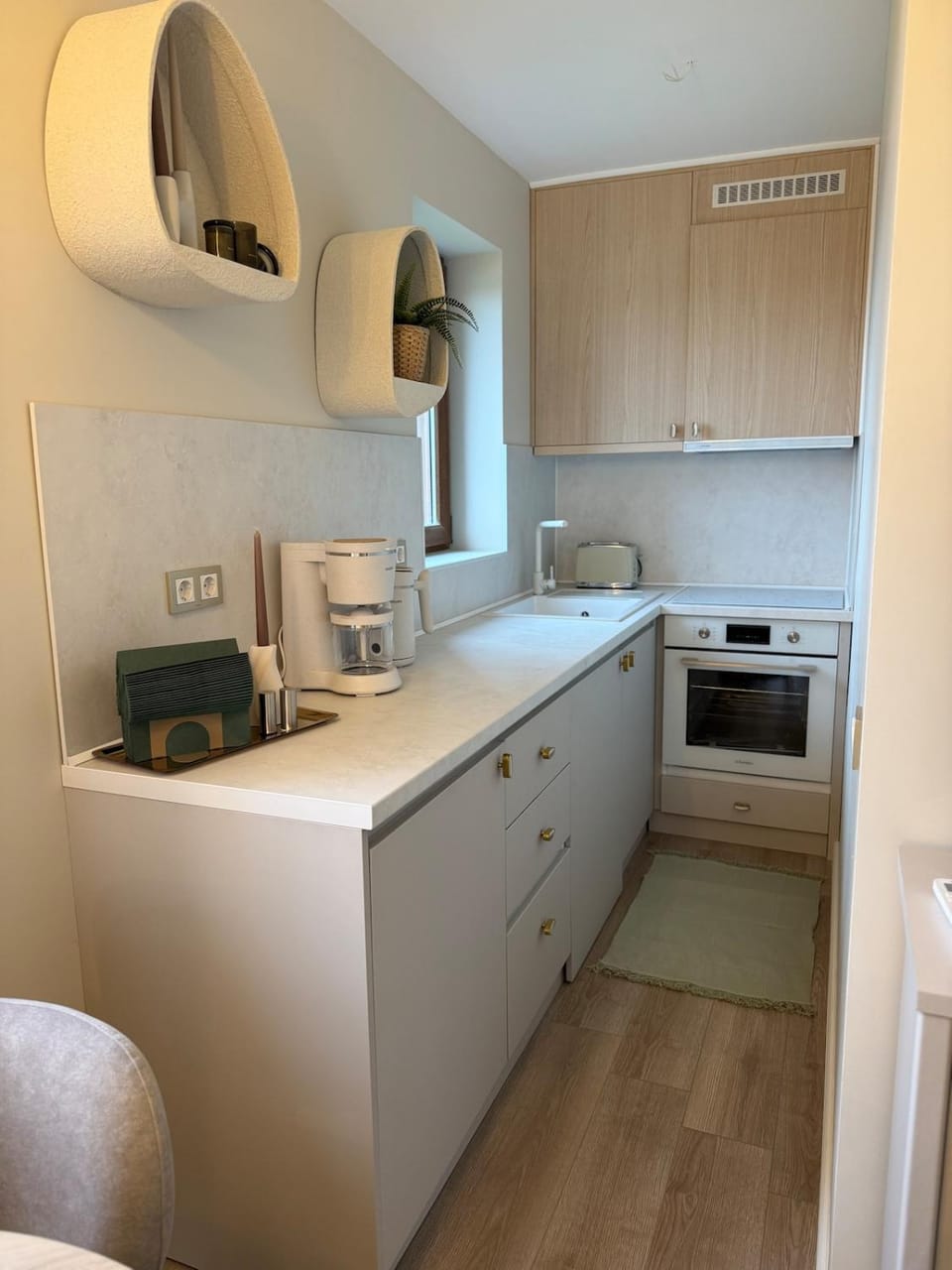 Coffee/tea facilities, Kitchen or kitchenette, oven, stove, toaster