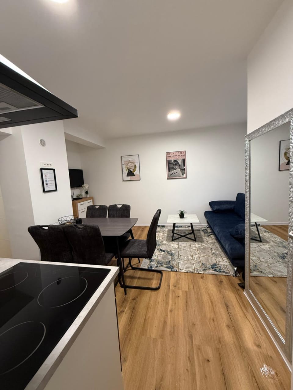 TV and multimedia, Living room, Seating area, Dining area